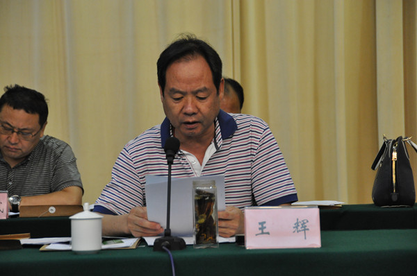 市住建委助理調(diào)研員王輝宣讀臥龍杯獲獎名單