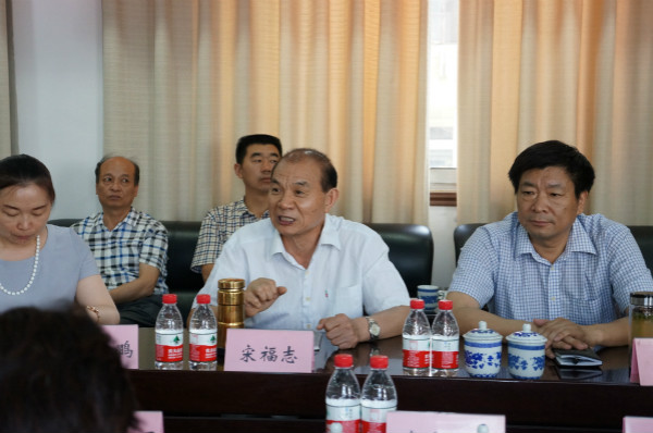 市建協(xié)會長宋福志主持會議